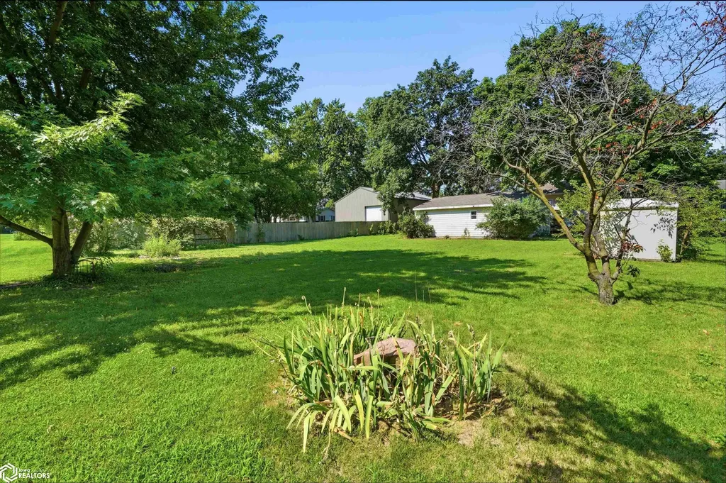 305 S Cottonwood Street New London IA 52645