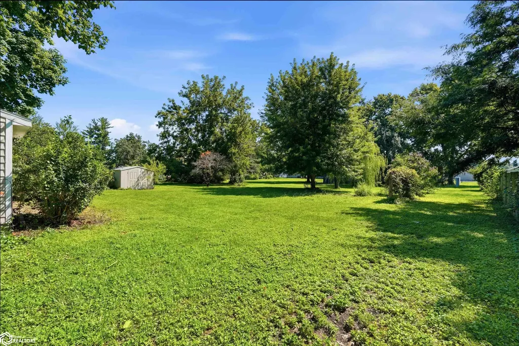 305 S Cottonwood Street New London IA 52645