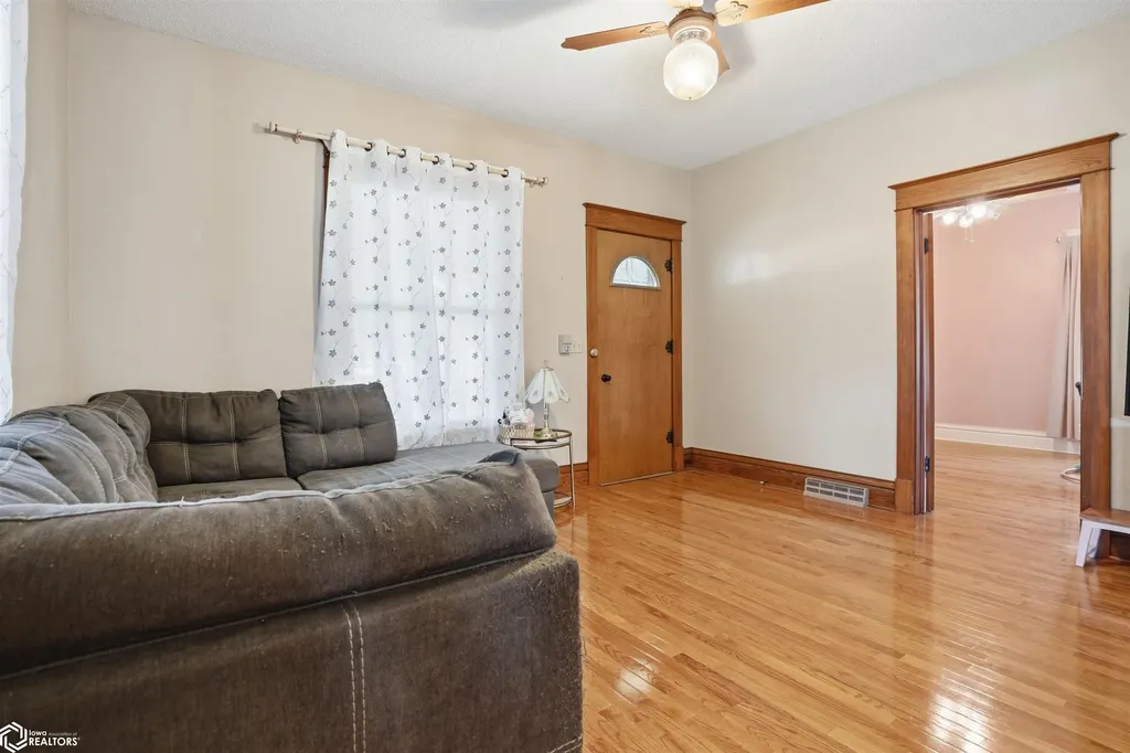 305 S Cottonwood Street New London IA 52645