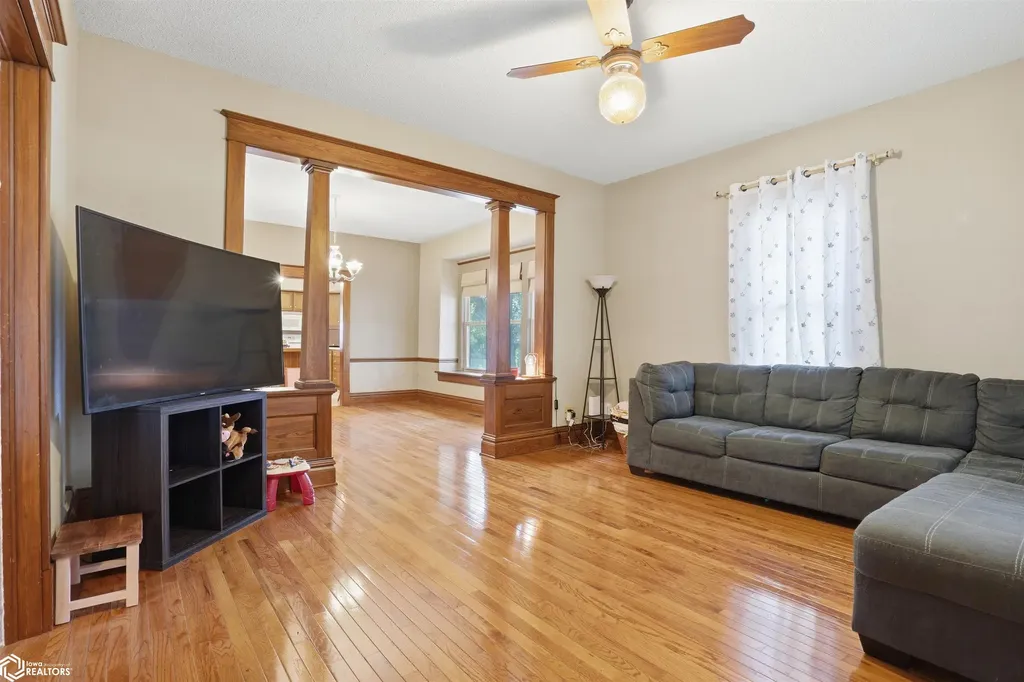305 S Cottonwood Street New London IA 52645