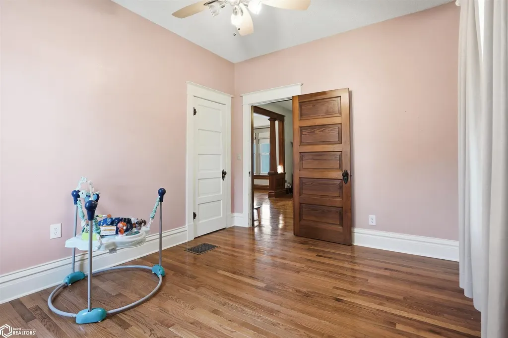 305 S Cottonwood Street New London IA 52645