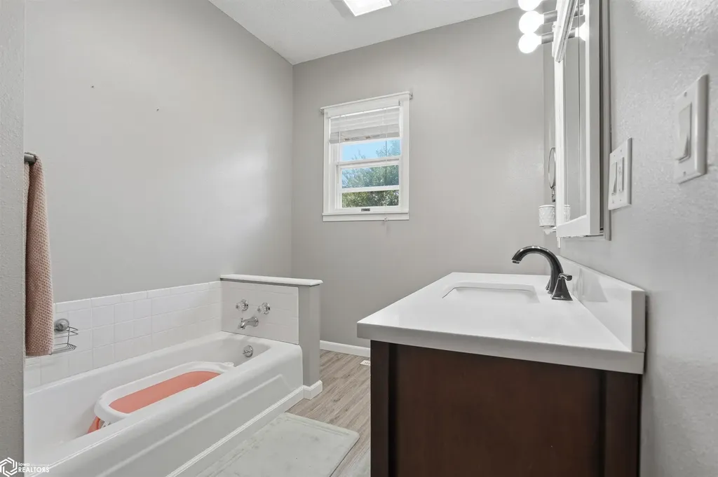 305 S Cottonwood Street New London IA 52645