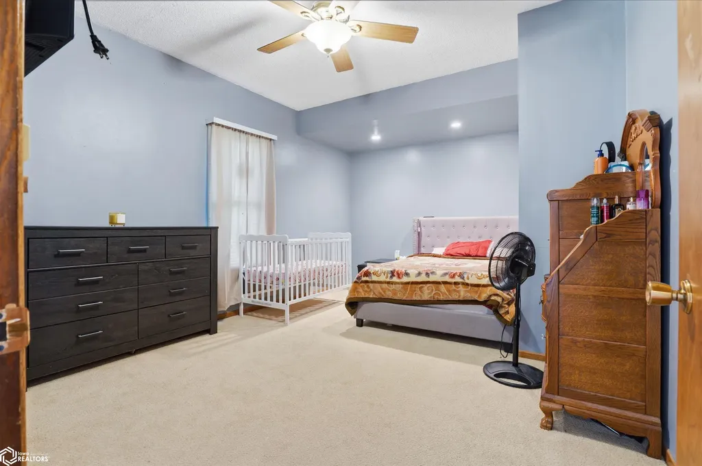 305 S Cottonwood Street New London IA 52645
