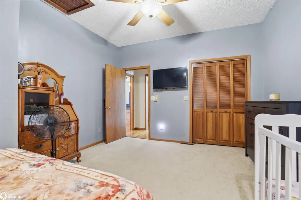305 S Cottonwood Street New London IA 52645