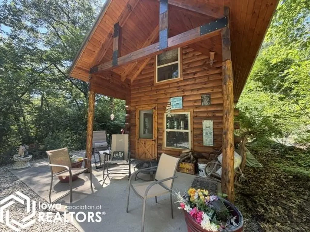 3085 E Lakeshore Drive Brooklyn IA 52211