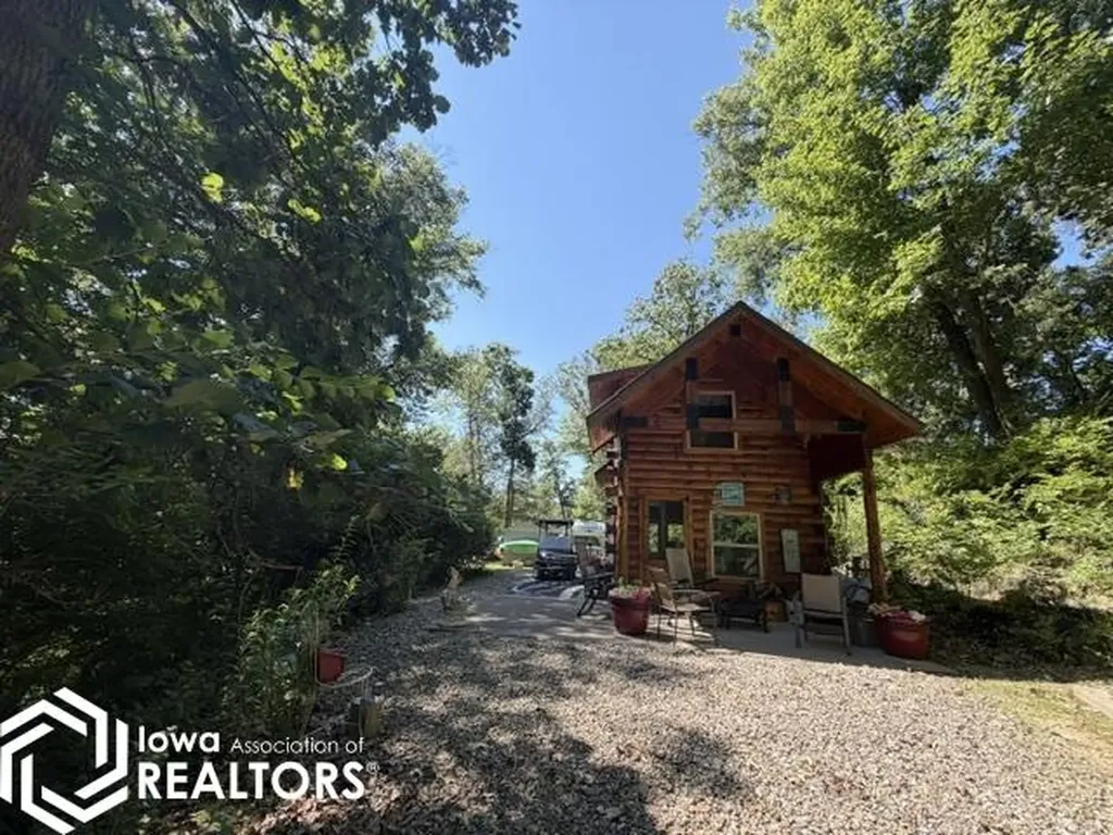 3085 E Lakeshore Drive Brooklyn IA 52211