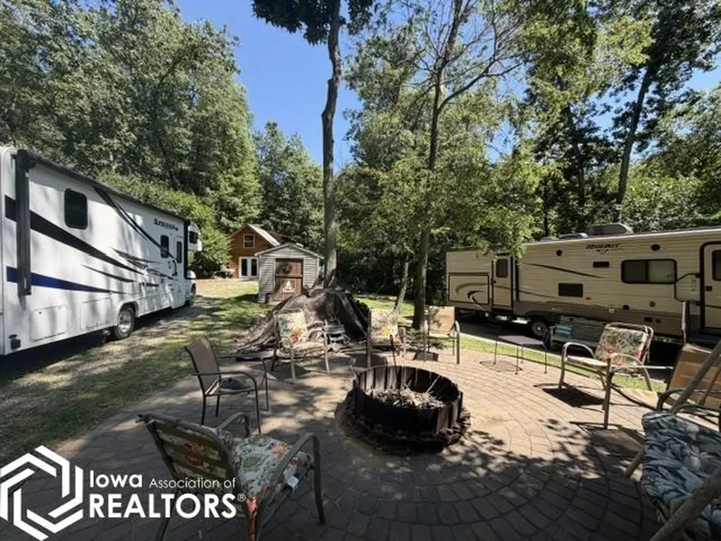 3085 E Lakeshore Drive Brooklyn IA 52211