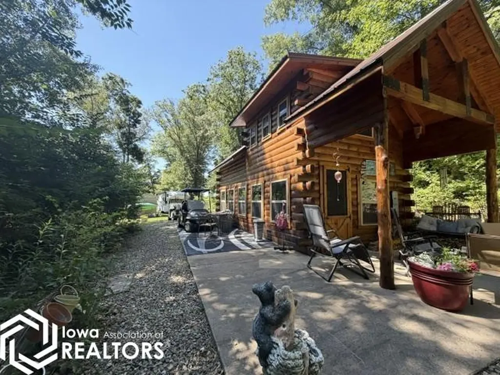 3085 E Lakeshore Drive Brooklyn IA 52211