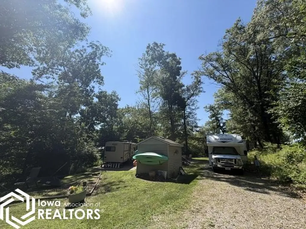 3085 E Lakeshore Drive Brooklyn IA 52211
