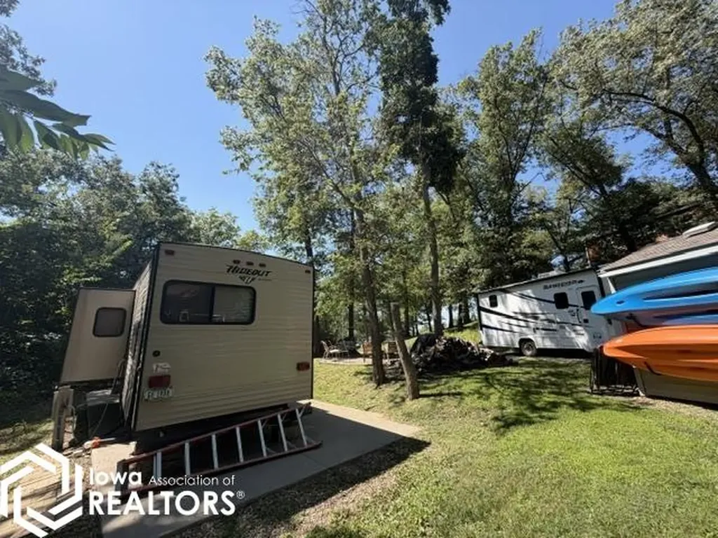 3085 E Lakeshore Drive Brooklyn IA 52211