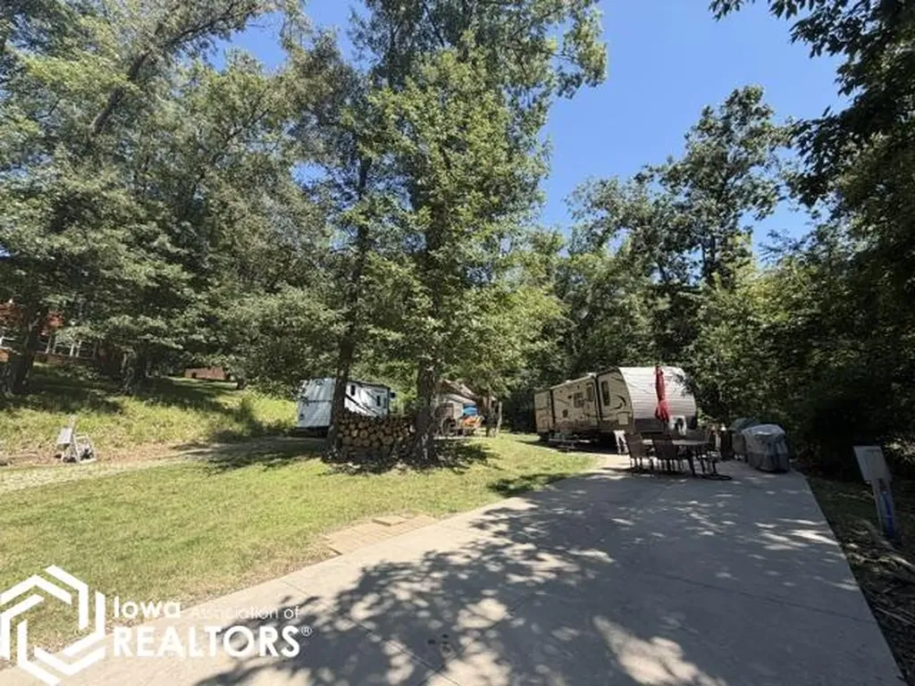 3085 E Lakeshore Drive Brooklyn IA 52211