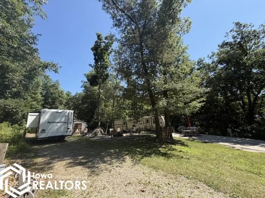 3085 E Lakeshore Drive Brooklyn IA 52211