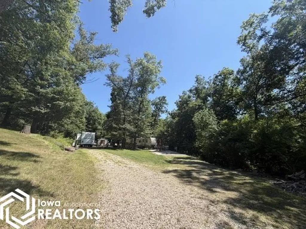 3085 E Lakeshore Drive Brooklyn IA 52211