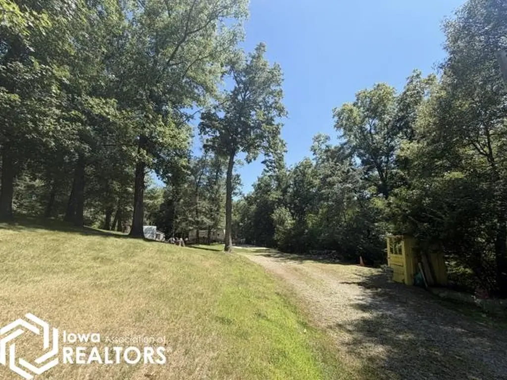 3085 E Lakeshore Drive Brooklyn IA 52211