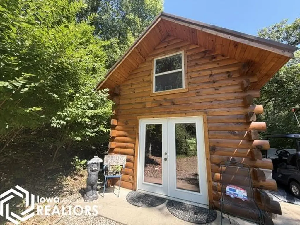 3085 E Lakeshore Drive Brooklyn IA 52211