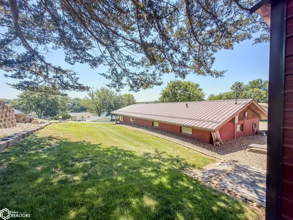 5251 Drake Drive Brooklyn IA 52211