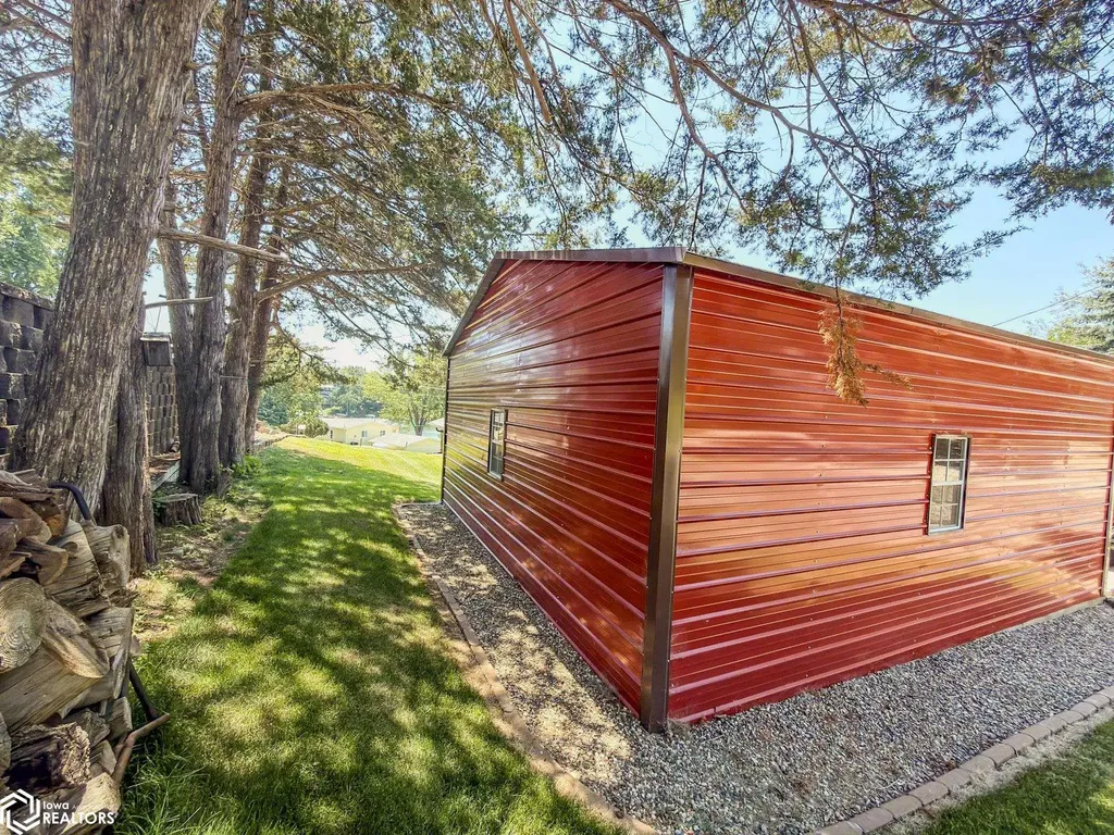 5251 Drake Drive Brooklyn IA 52211