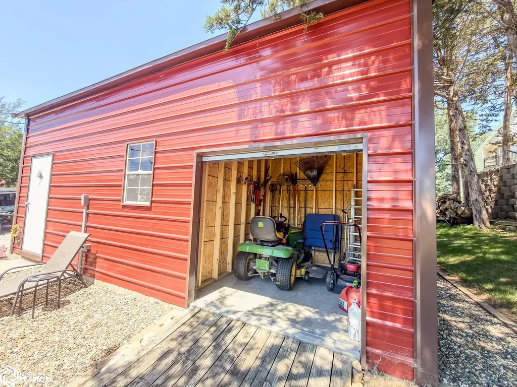 5251 Drake Drive Brooklyn IA 52211