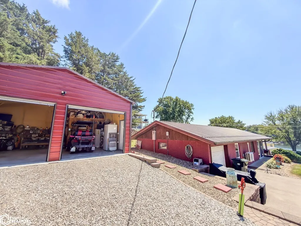 5251 Drake Drive Brooklyn IA 52211