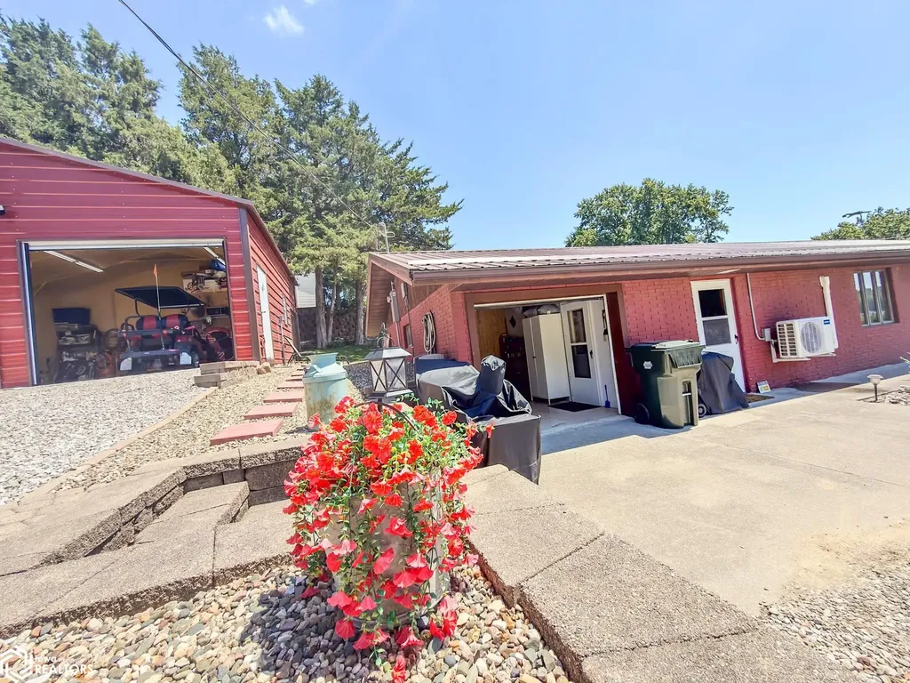 5251 Drake Drive Brooklyn IA 52211