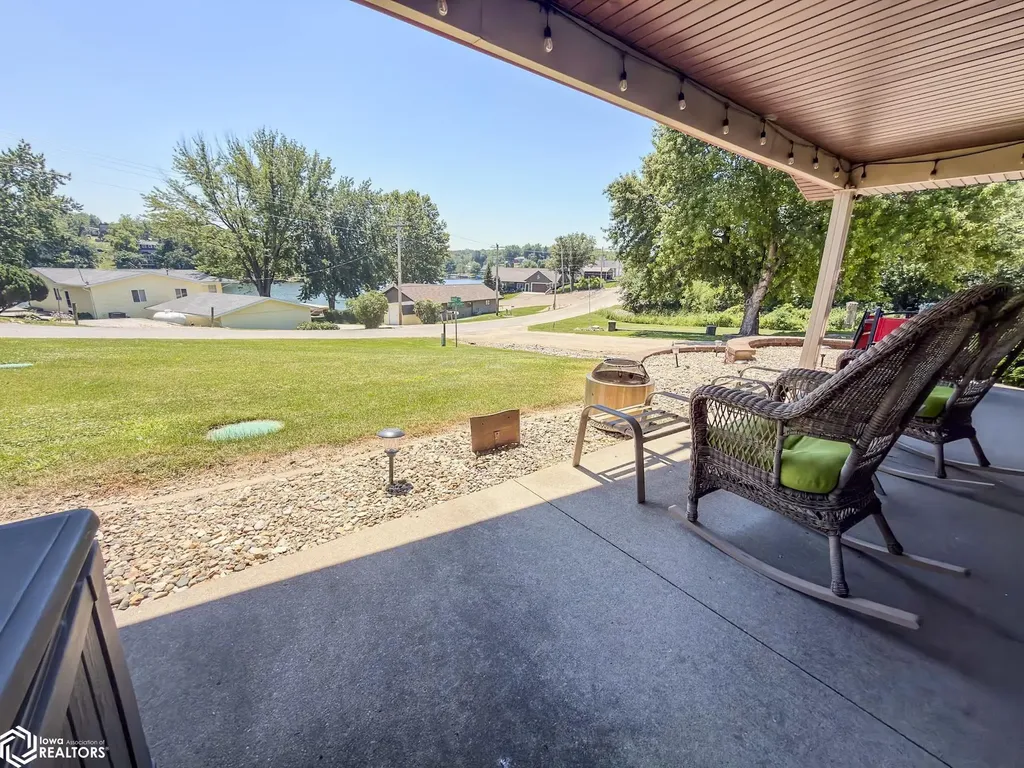 5251 Drake Drive Brooklyn IA 52211