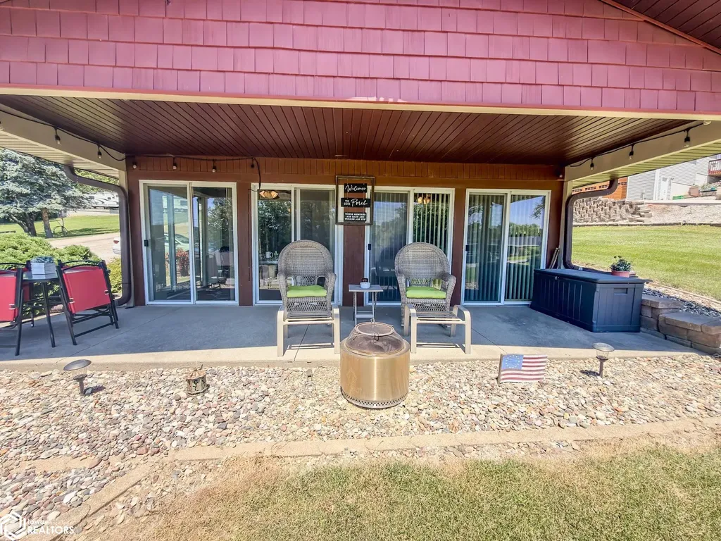 5251 Drake Drive Brooklyn IA 52211