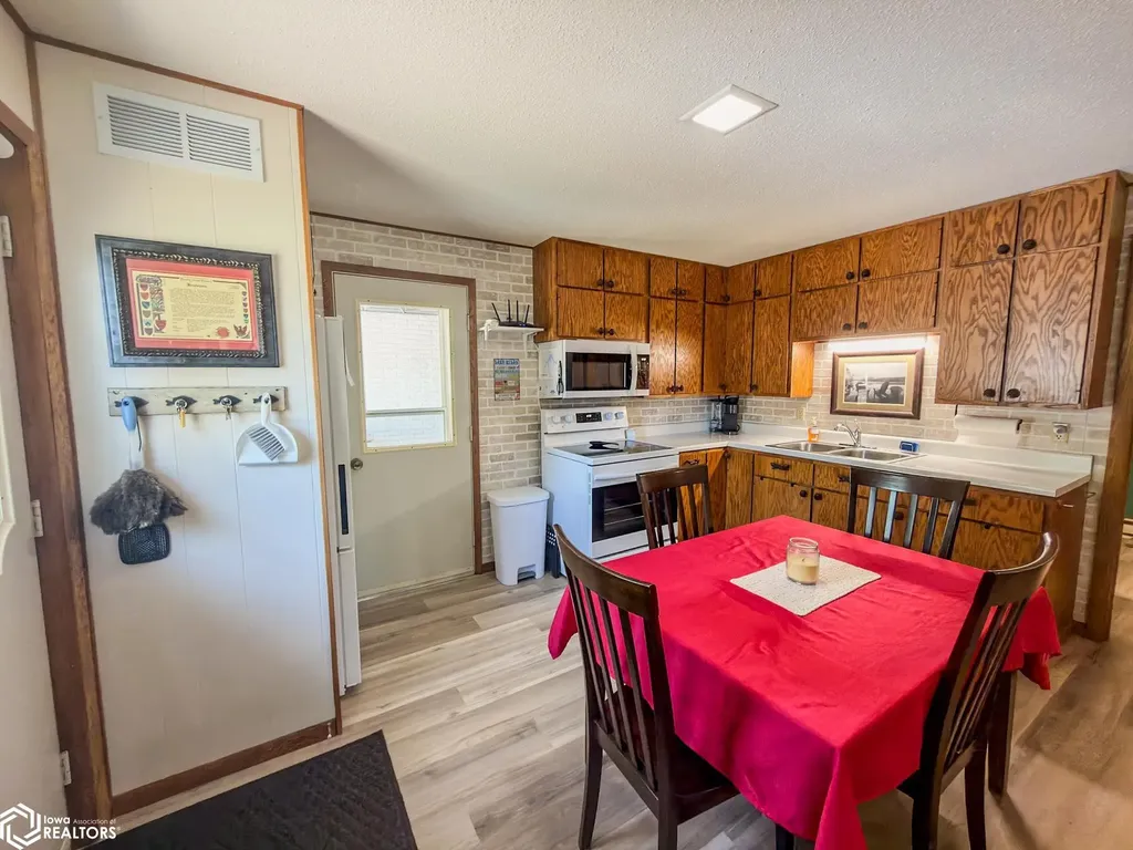 5251 Drake Drive Brooklyn IA 52211