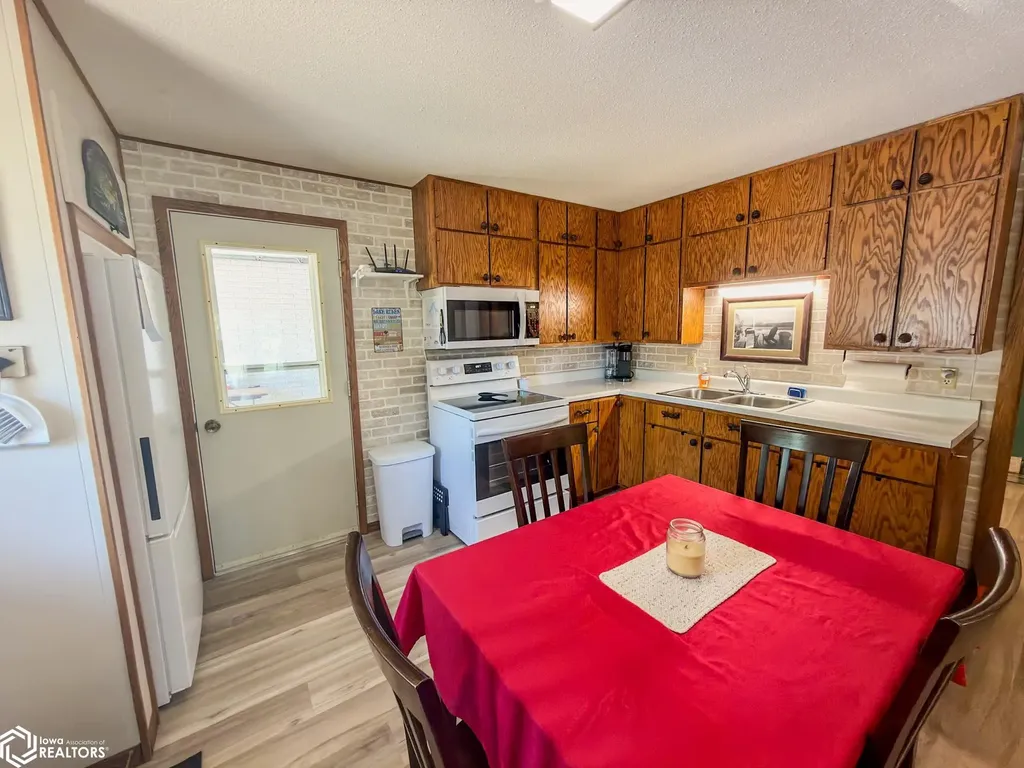 5251 Drake Drive Brooklyn IA 52211