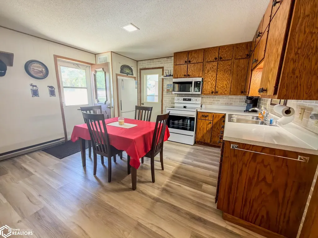 5251 Drake Drive Brooklyn IA 52211