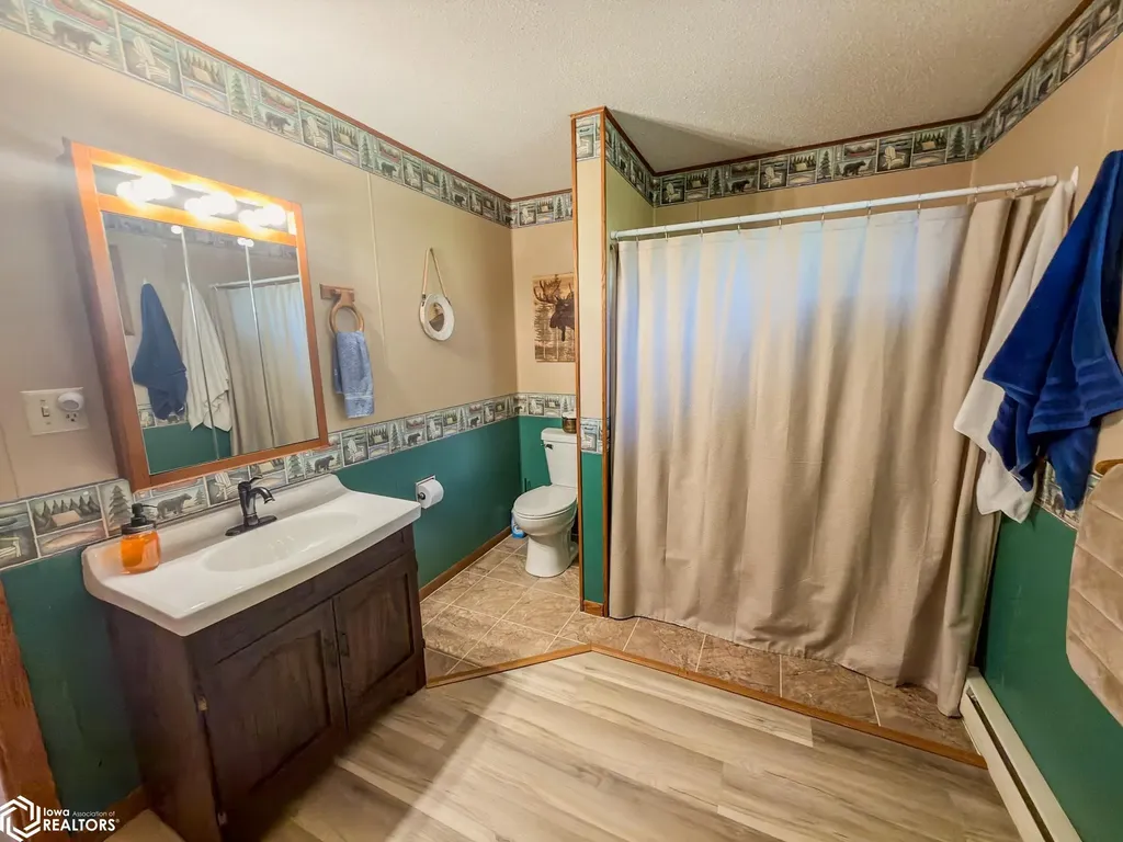 5251 Drake Drive Brooklyn IA 52211