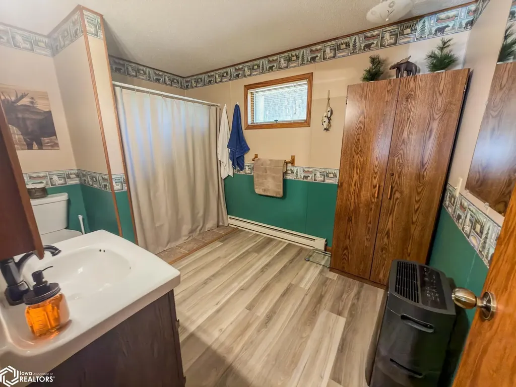 5251 Drake Drive Brooklyn IA 52211