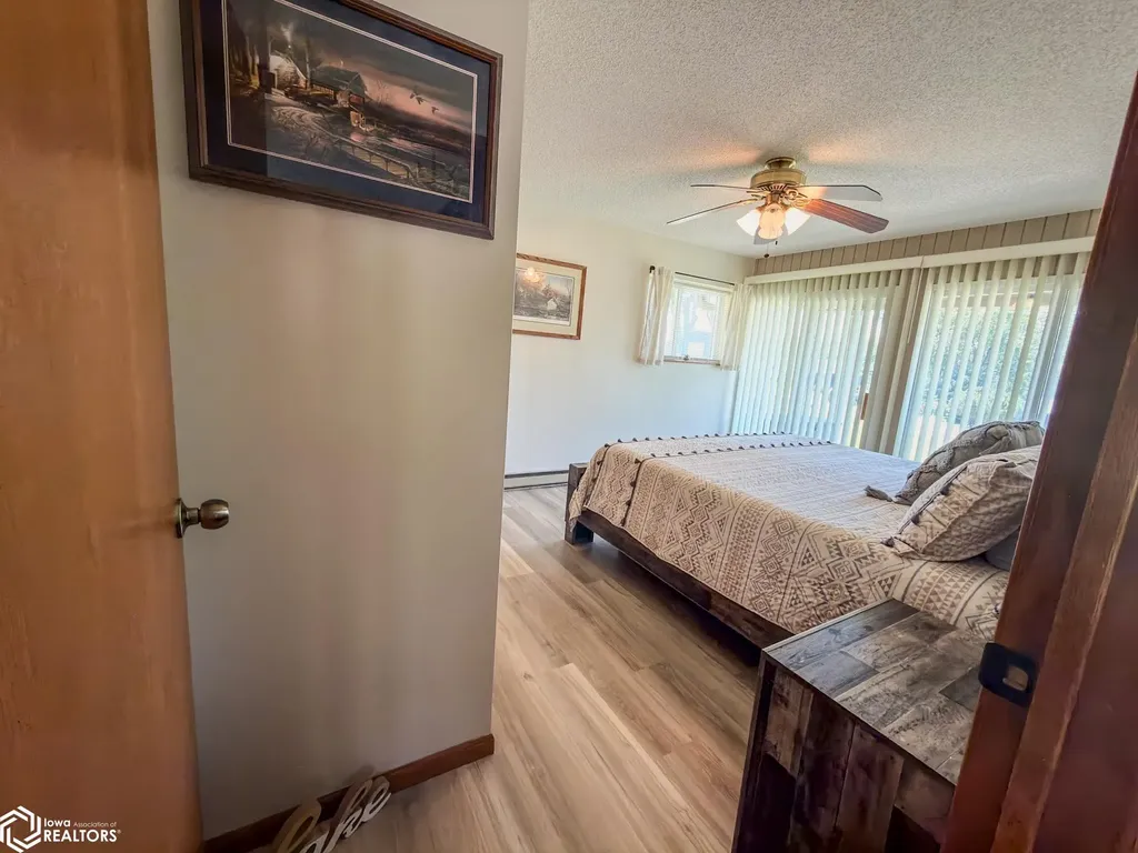 5251 Drake Drive Brooklyn IA 52211