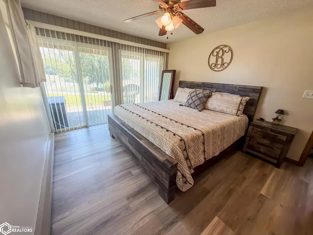 5251 Drake Drive Brooklyn IA 52211