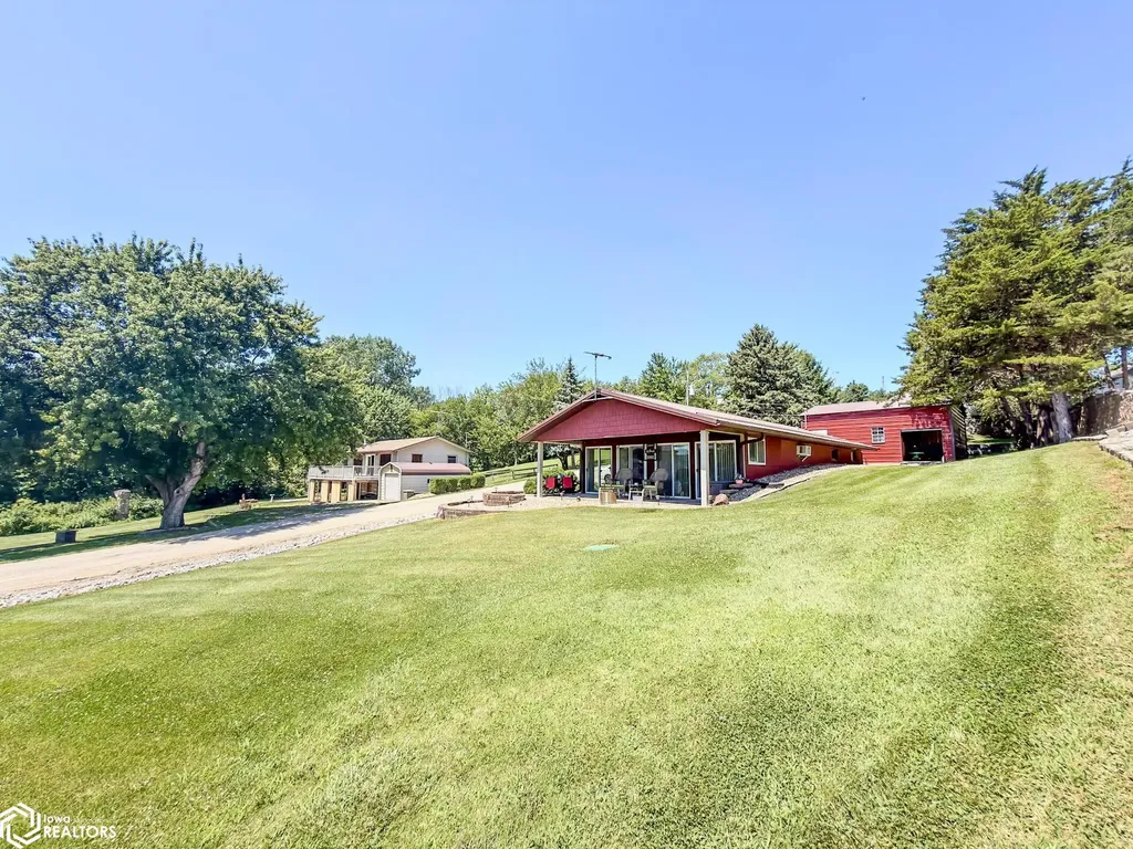 5251 Drake Drive Brooklyn IA 52211