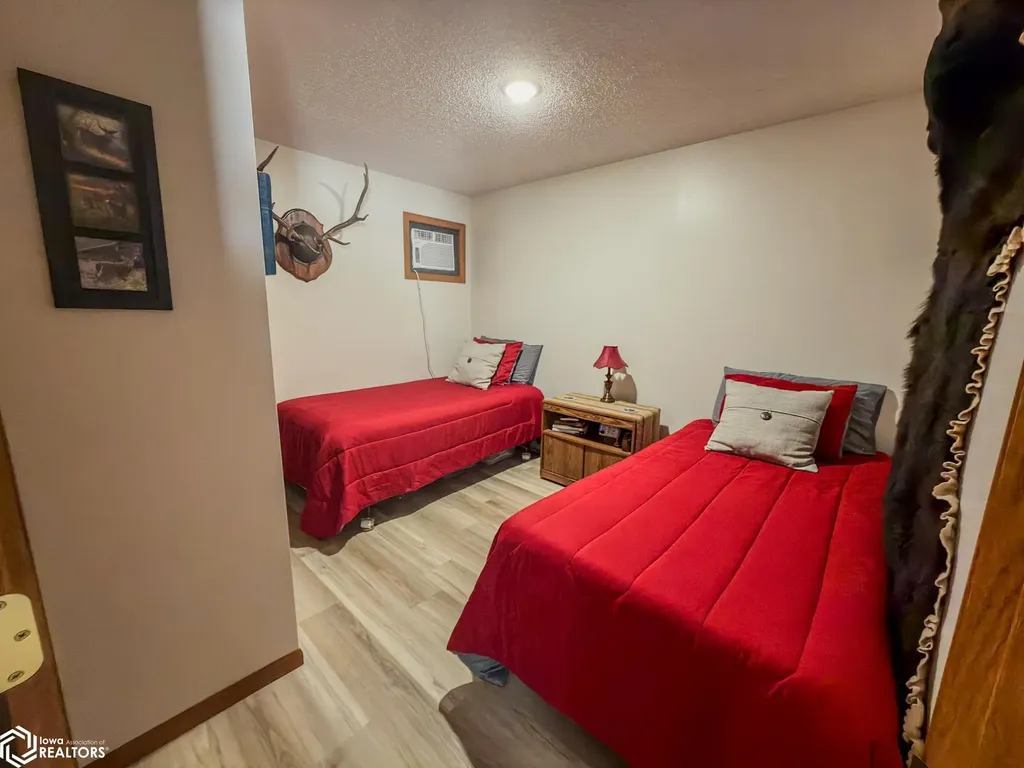 5251 Drake Drive Brooklyn IA 52211
