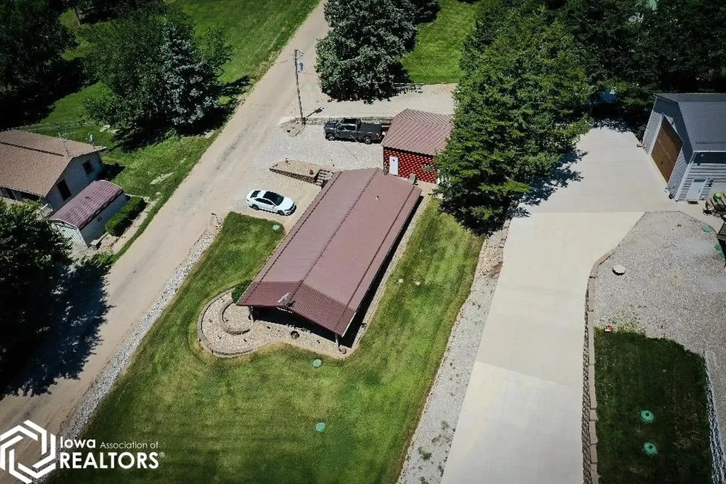 5251 Drake Drive Brooklyn IA 52211