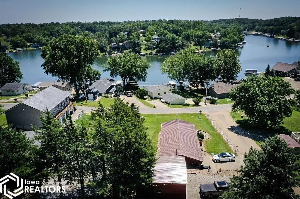5251 Drake Drive Brooklyn IA 52211