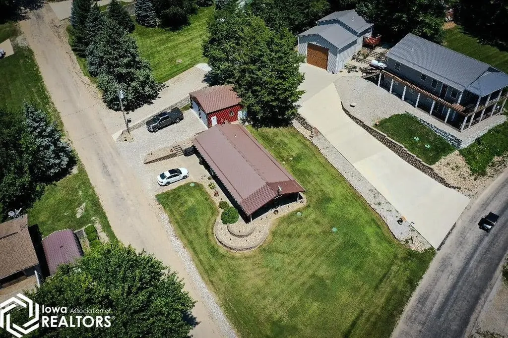 5251 Drake Drive Brooklyn IA 52211