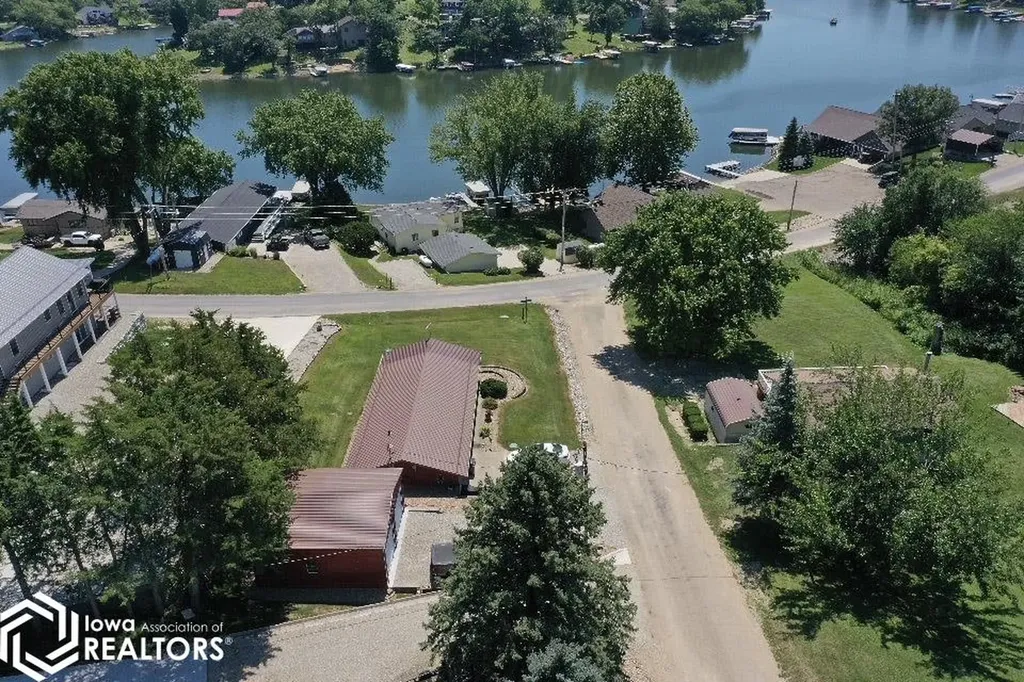 5251 Drake Drive Brooklyn IA 52211