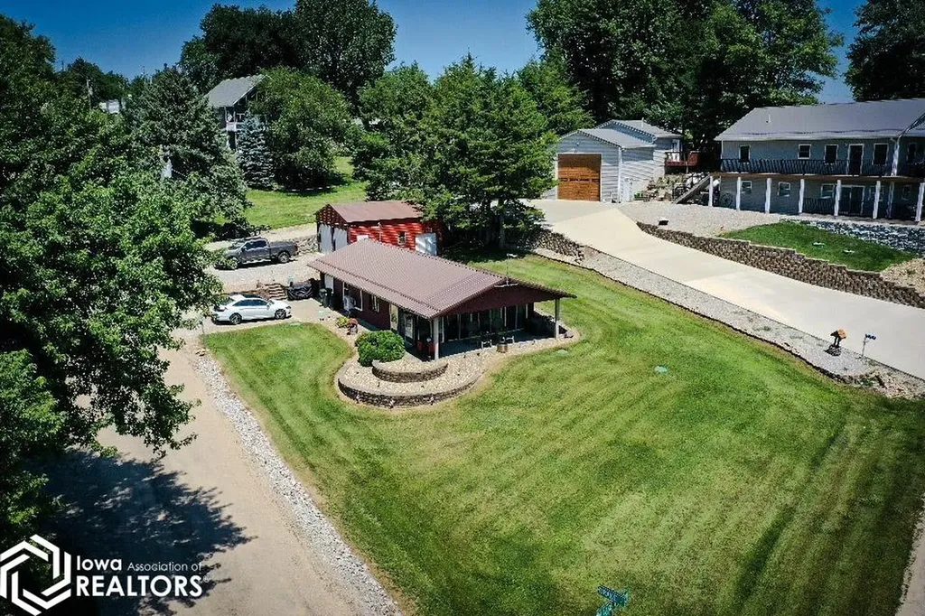 5251 Drake Drive Brooklyn IA 52211