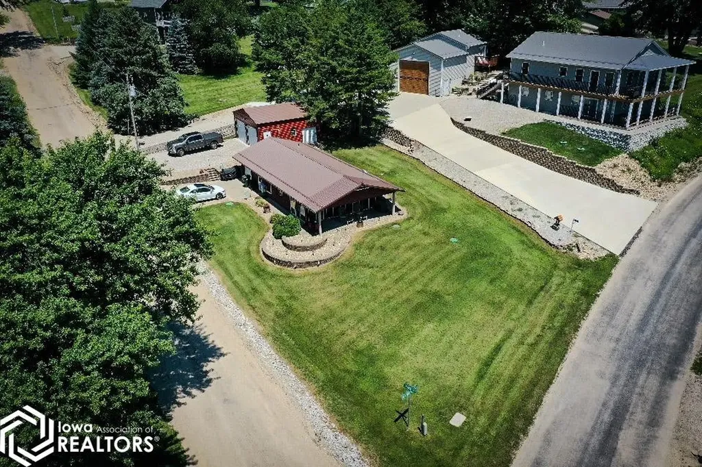 5251 Drake Drive Brooklyn IA 52211