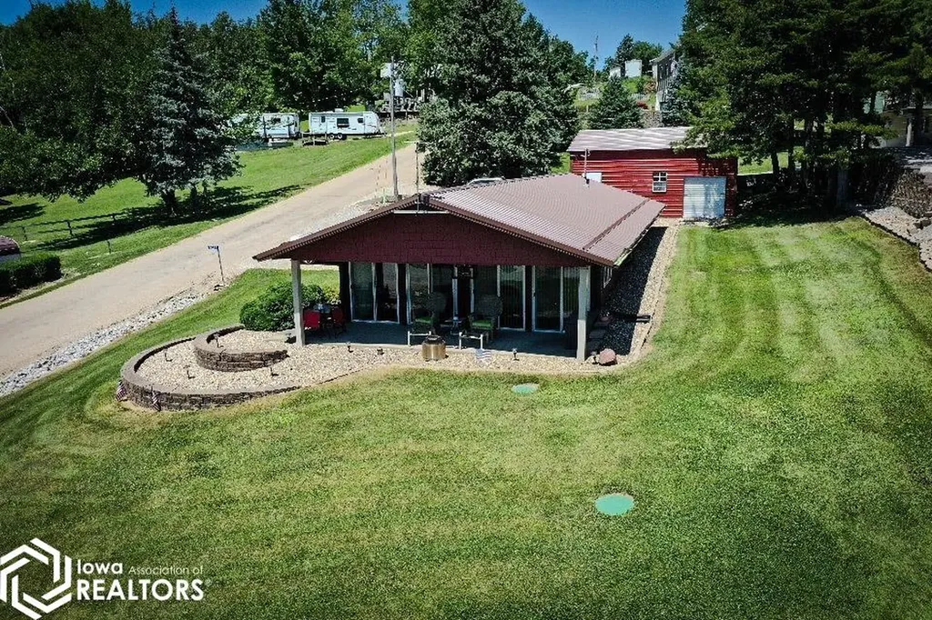 5251 Drake Drive Brooklyn IA 52211