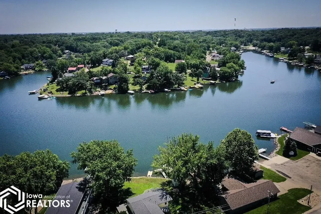 5251 Drake Drive Brooklyn IA 52211