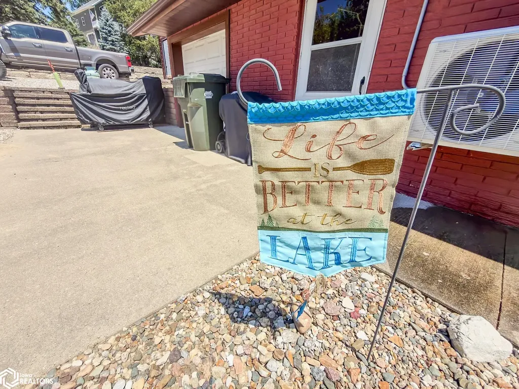 5251 Drake Drive Brooklyn IA 52211