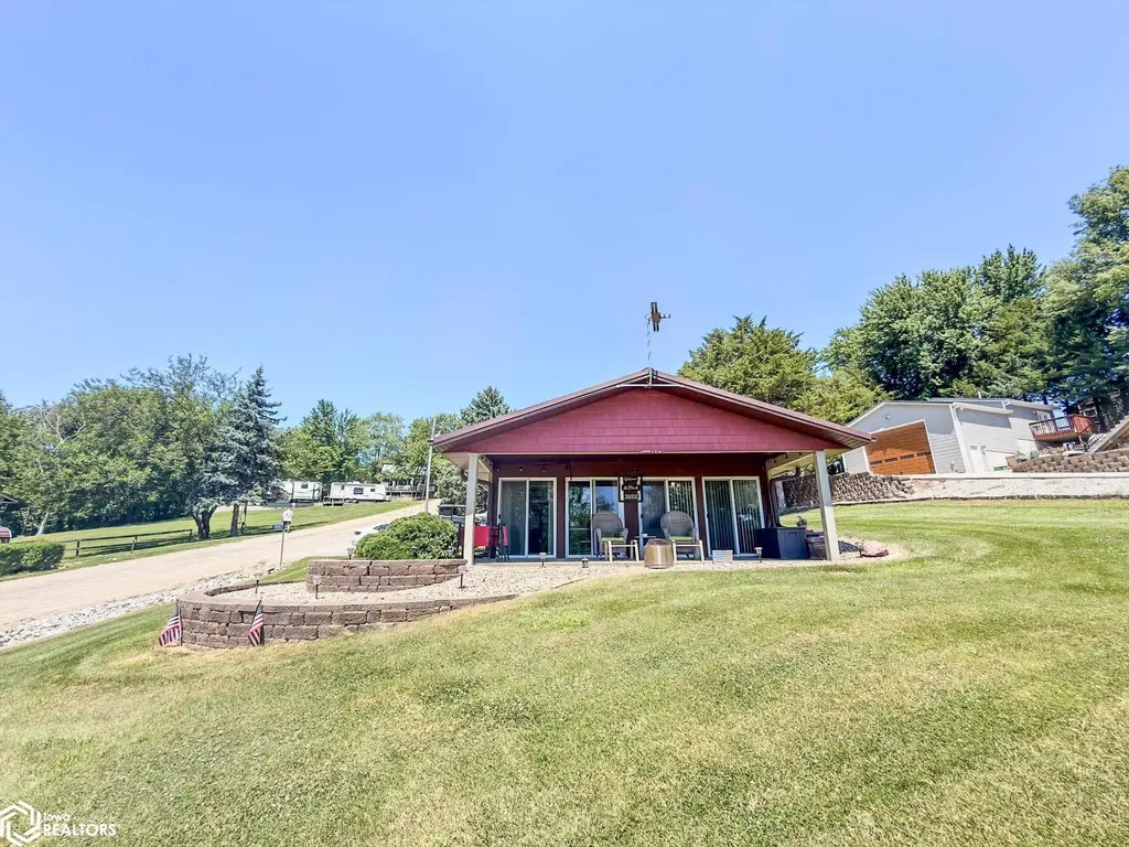 5251 Drake Drive Brooklyn IA 52211