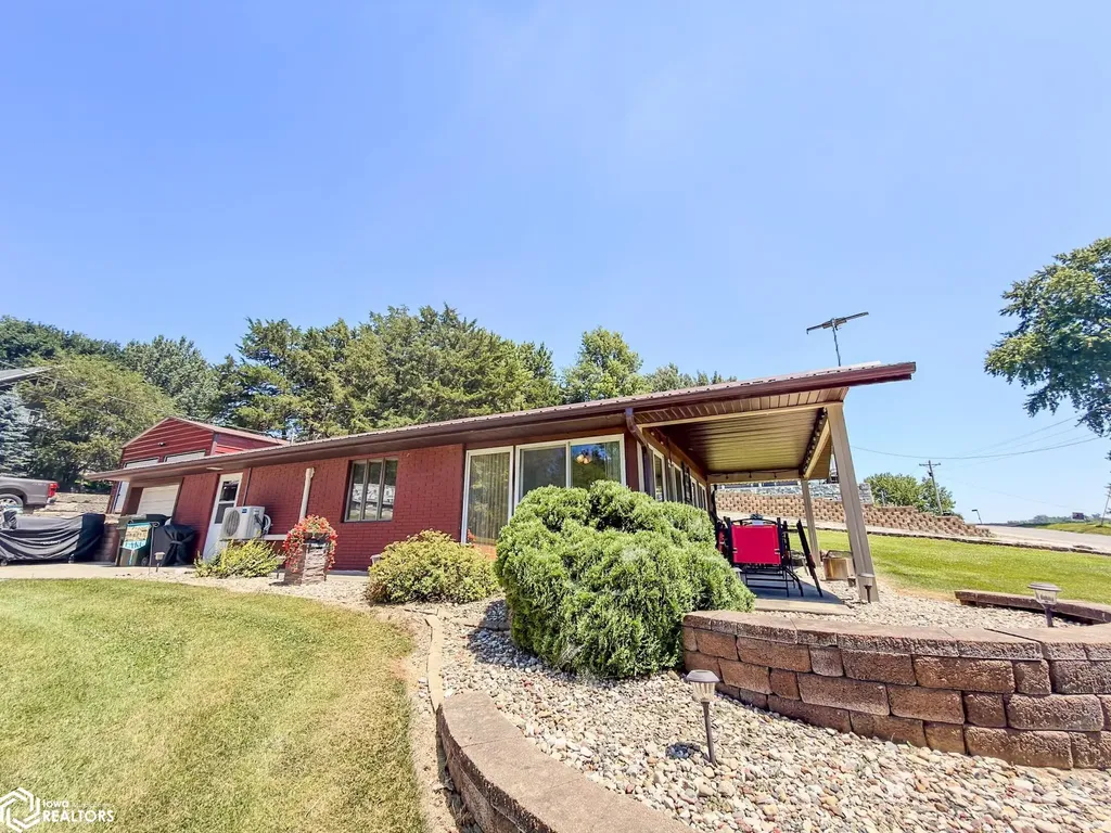 5251 Drake Drive Brooklyn IA 52211