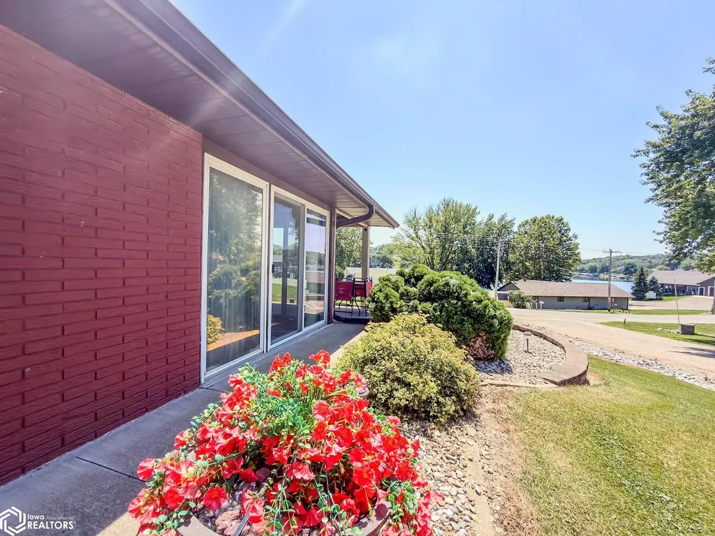 5251 Drake Drive Brooklyn IA 52211