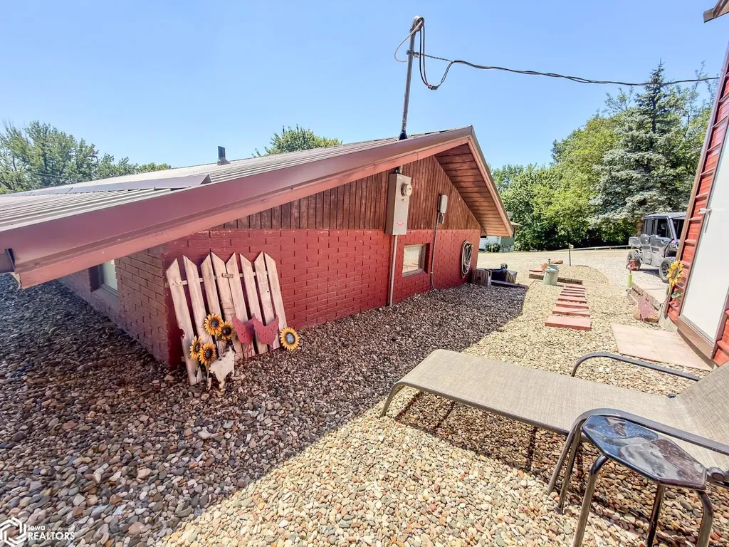 5251 Drake Drive Brooklyn IA 52211