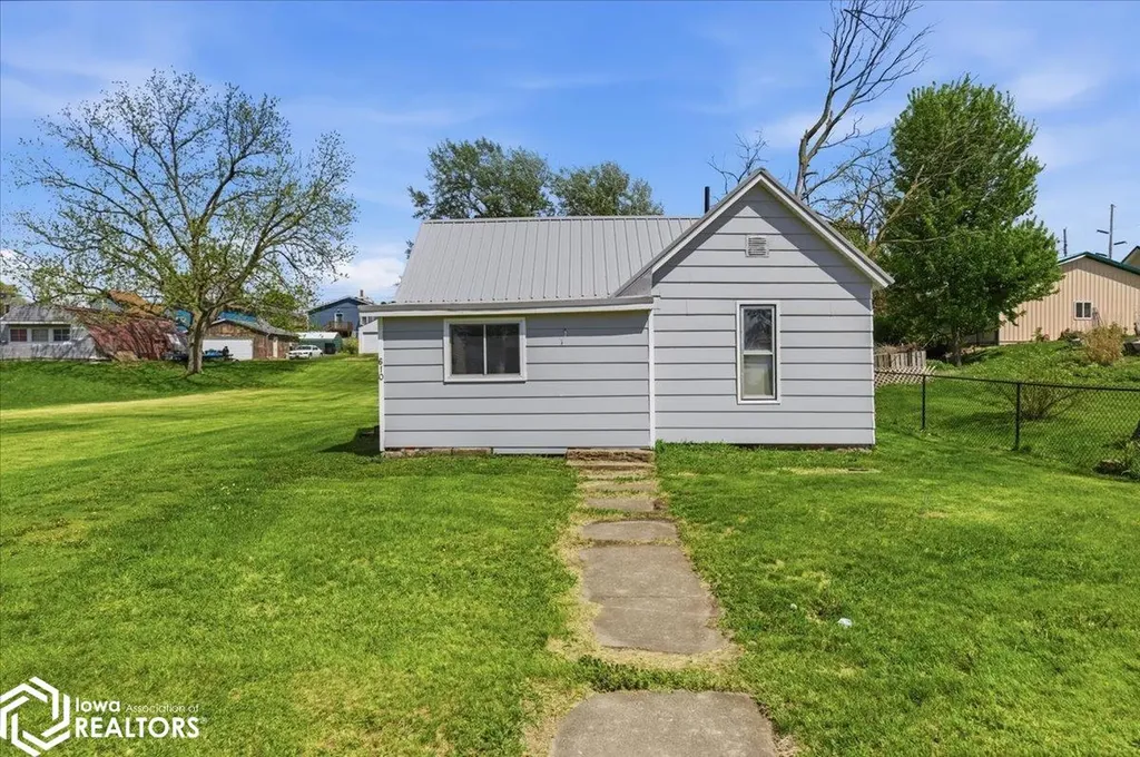 610 Center Street Grinnell IA 50112