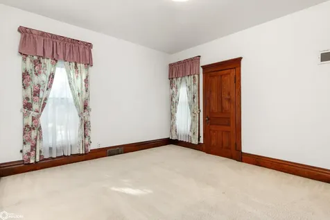 1510 Summit Street Marshalltown IA 50158